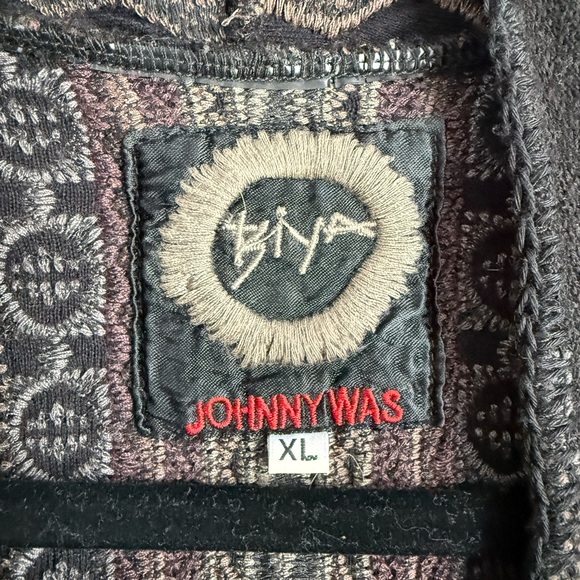 Women's Black and Tan Patterned Sweater - Picture 2 of 4